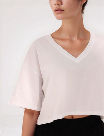 Gamine Vista V top – V-neck cotton-modal blend top in white/gray with slim fitted silhouette